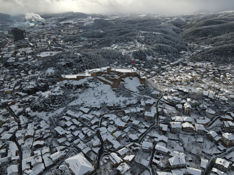 Karadeniz'de kar nedeniyle 343 yerleşim yerine ulaşım sağlanamıyor